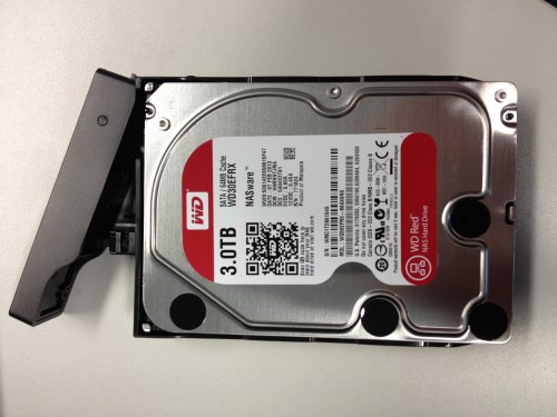 Befüllt wird das NAS mit 8 WD Red HDDs à 3TB