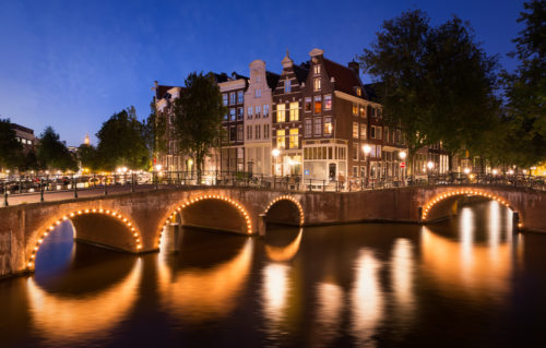 Die vermutlich berühmteste Gracht bei Nacht: Leidsegracht Ecke Keizersgracht