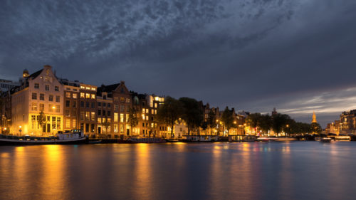 Vom Waterlooplein aus hat man einen tollen Blick auf das Amstelufer