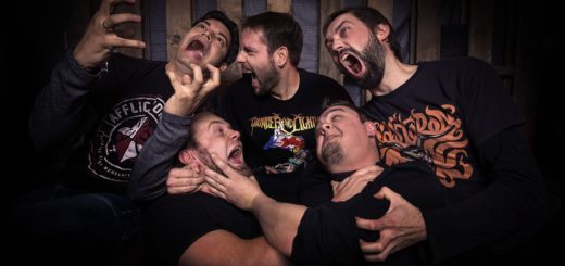 Thunder nd Lightning auf Couch vor Bretterwand. Alle brüllen und gehen sich gegenseitig an die Gurgel