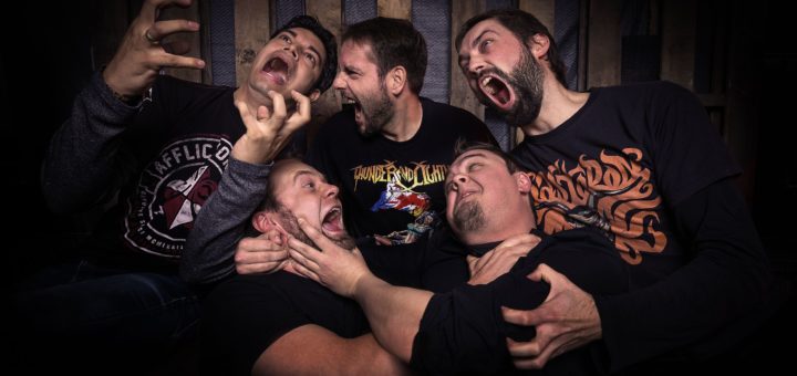 Thunder nd Lightning auf Couch vor Bretterwand. Alle brüllen und gehen sich gegenseitig an die Gurgel