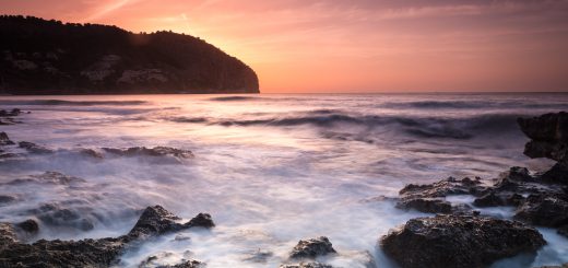 Rauhes Meer und glühender Himmel zum Sonnenaufgang in Canyamel