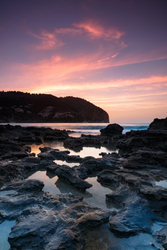 Ruhiges Meer und glühender Himmel zum Sonnenaufgang in Canyamel